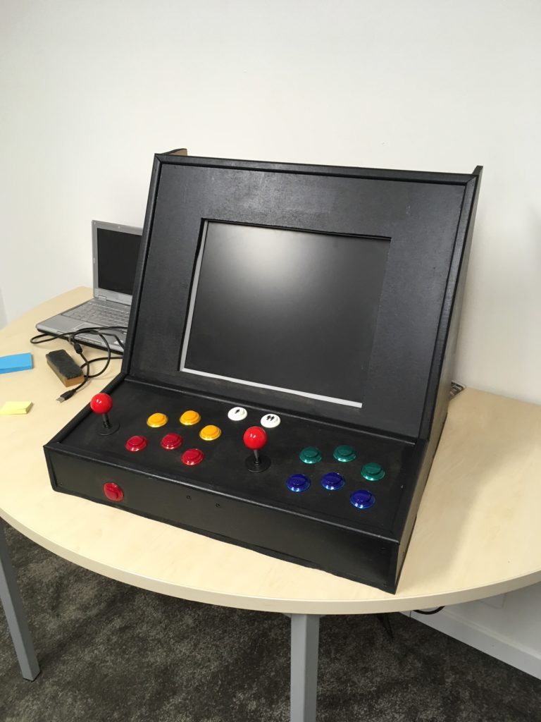 INOVALLEY Borne Arcade XXL – 1000 Jeux Rétro – Écran 19″ 48 Cm – 2 Joysticks, 15 Boutons – Enceintes 2x20W